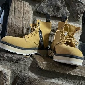 WOMEN’S SOREL HI-LINE LACE BOOT, size 8.5, Geo yellow/jet color.